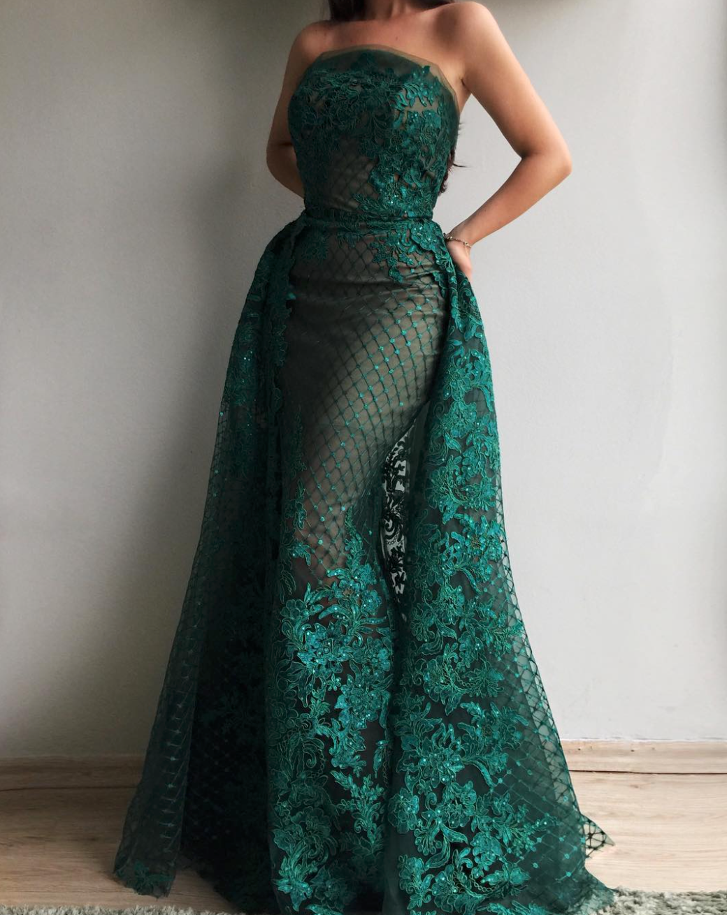 Green overskirt dress with no sleeves and lace