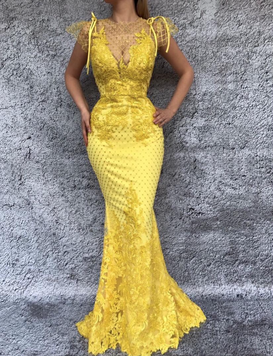 Yellow mermaid dress with no sleeves and lace