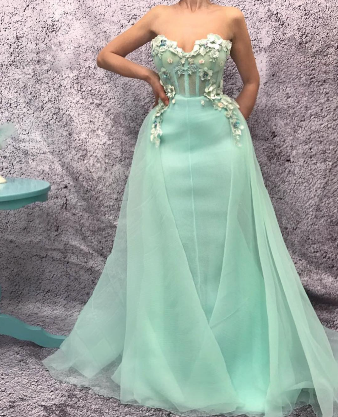 Green overskirt dress with no sleeves and embroidery