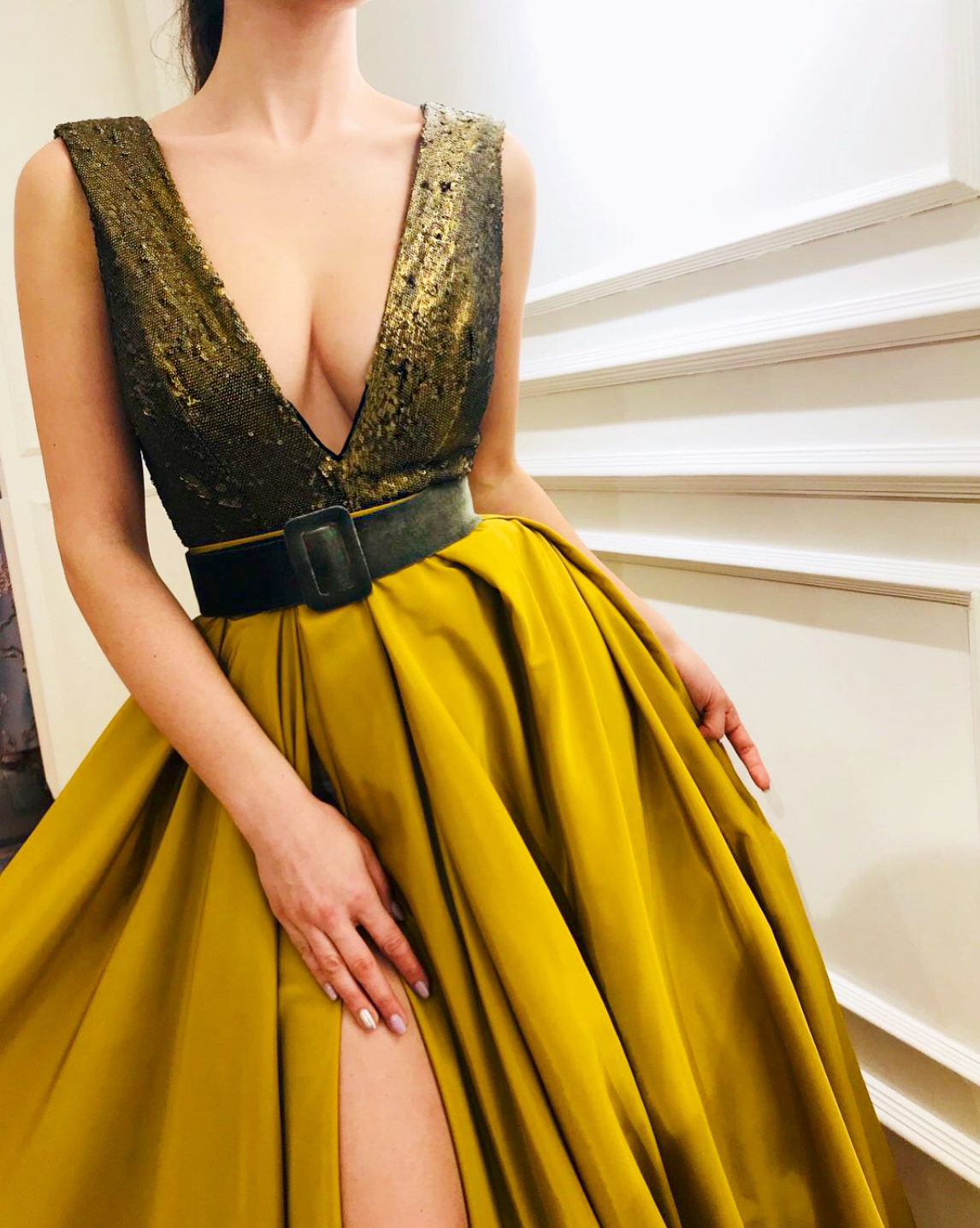 Yellow A-Line dress with v-neck, no sleeves and belt