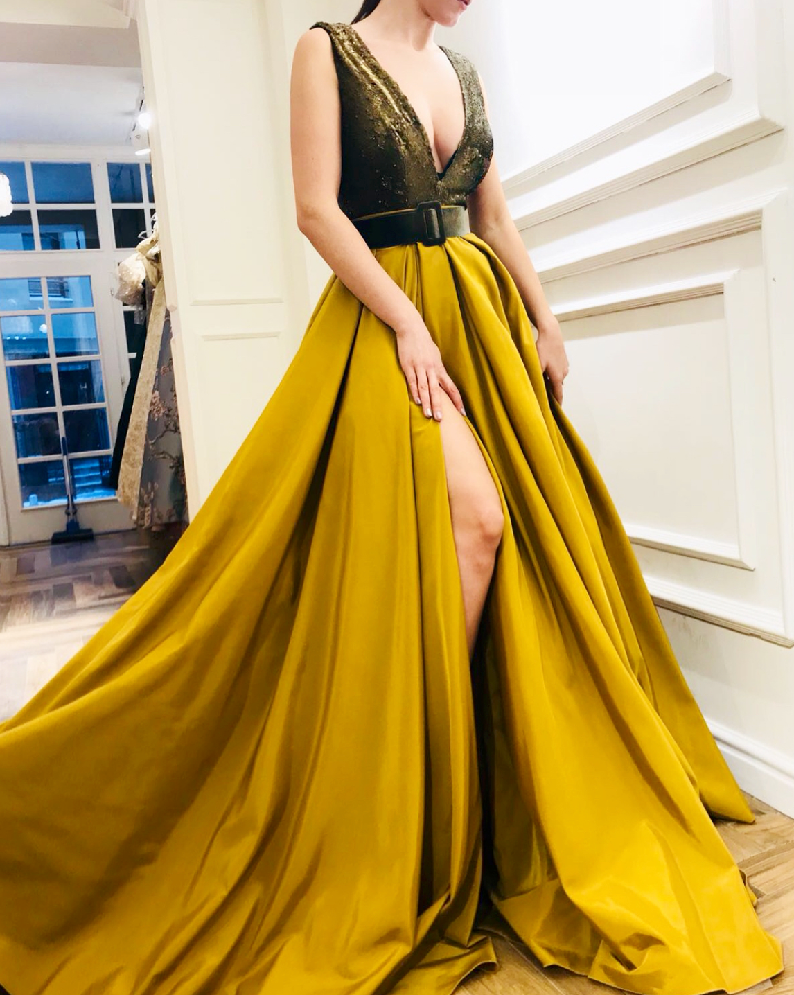 Yellow A-Line dress with v-neck, no sleeves and belt