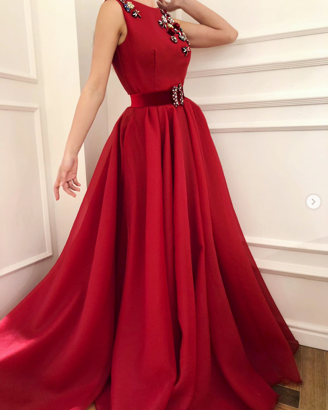 Red A-Line dress with belt, no sleeves and embroidery