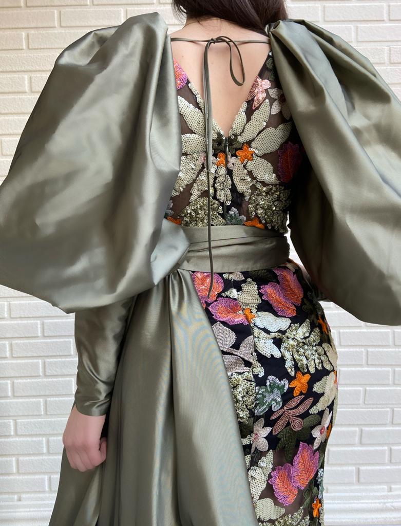 Green mermaid dress with v-neck, long sleeves and embroidery