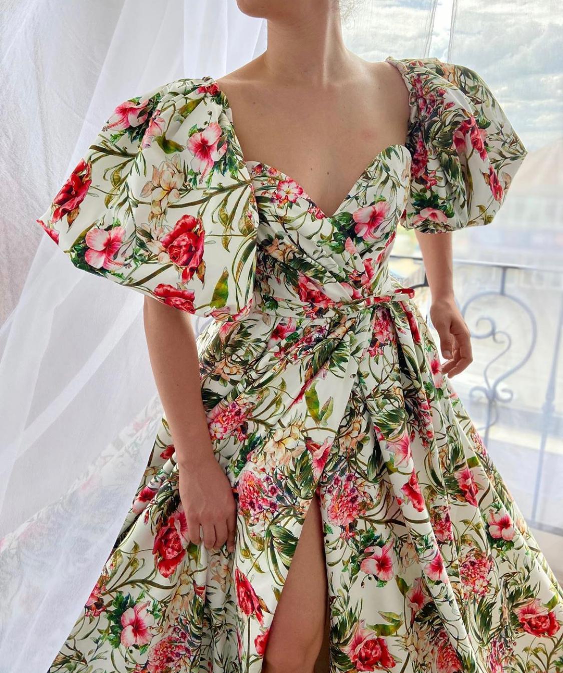 Colorful A-Line dress with short sleeves and printed flowers