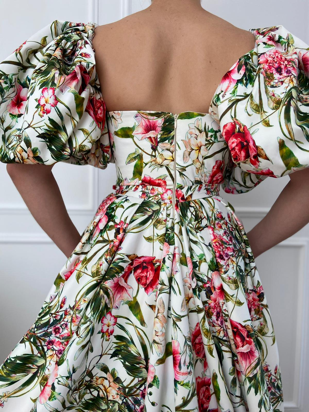 Colorful A-Line dress with short sleeves and printed flowers