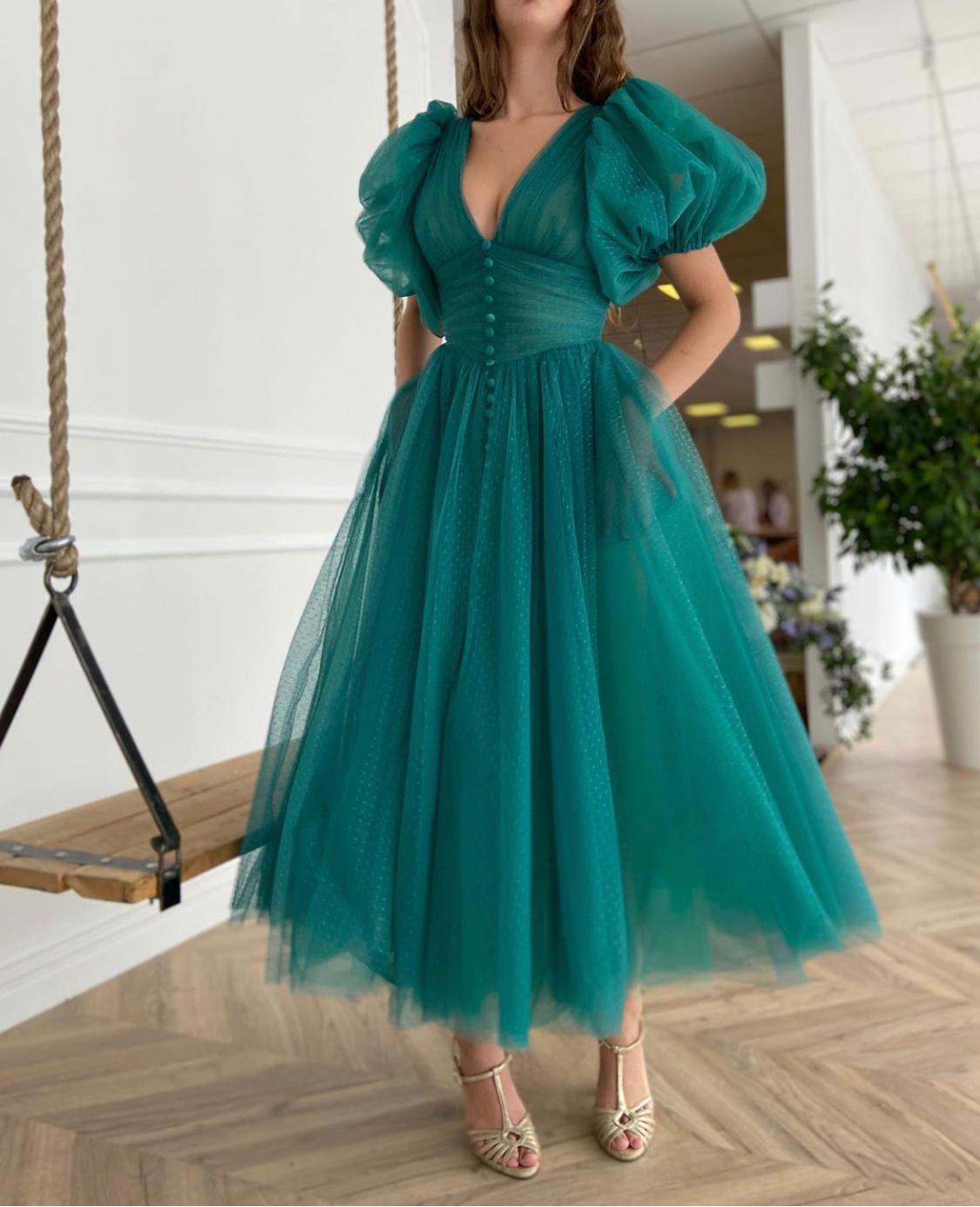 Green midi dress with v-neck and short sleeves