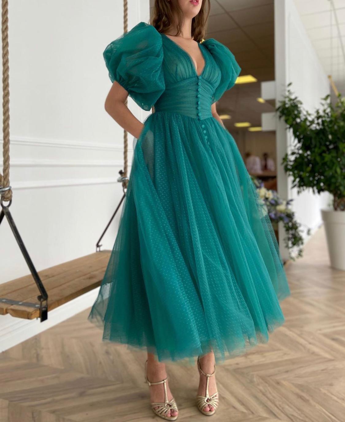 Green midi dress with v-neck and short sleeves