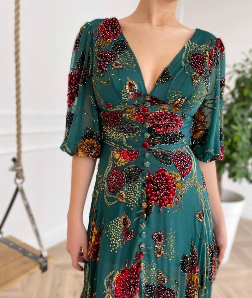Green sheath dress with short sleeves, v-neck and embroidery