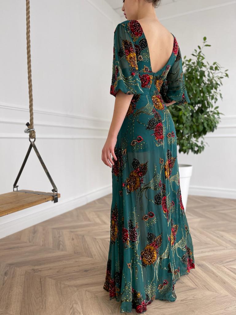 Green sheath dress with short sleeves, v-neck and embroidery