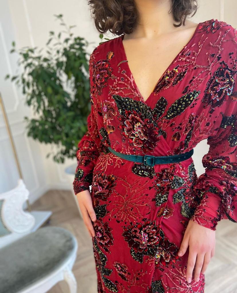 Red sheath dress with v-neck, long sleeves and embroidery