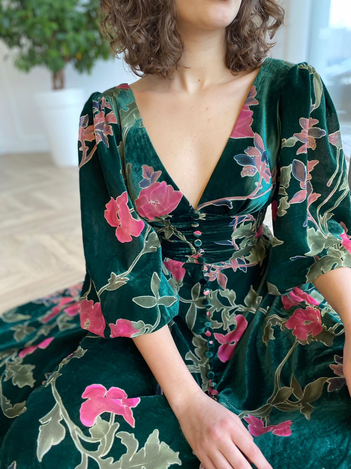 Green sheath dress with short sleeves, v-neck and printed flowers