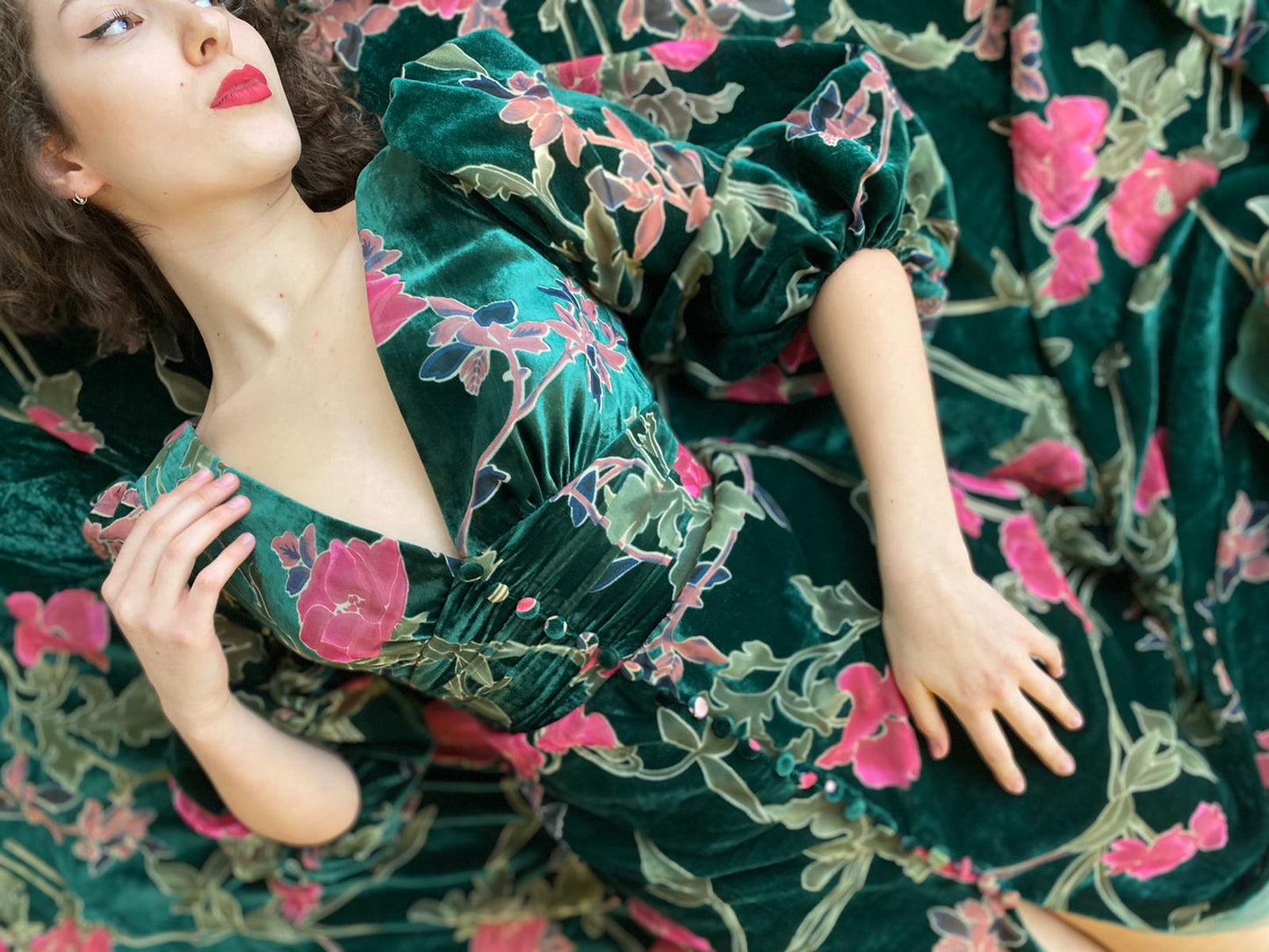 Green sheath dress with short sleeves, v-neck and printed flowers