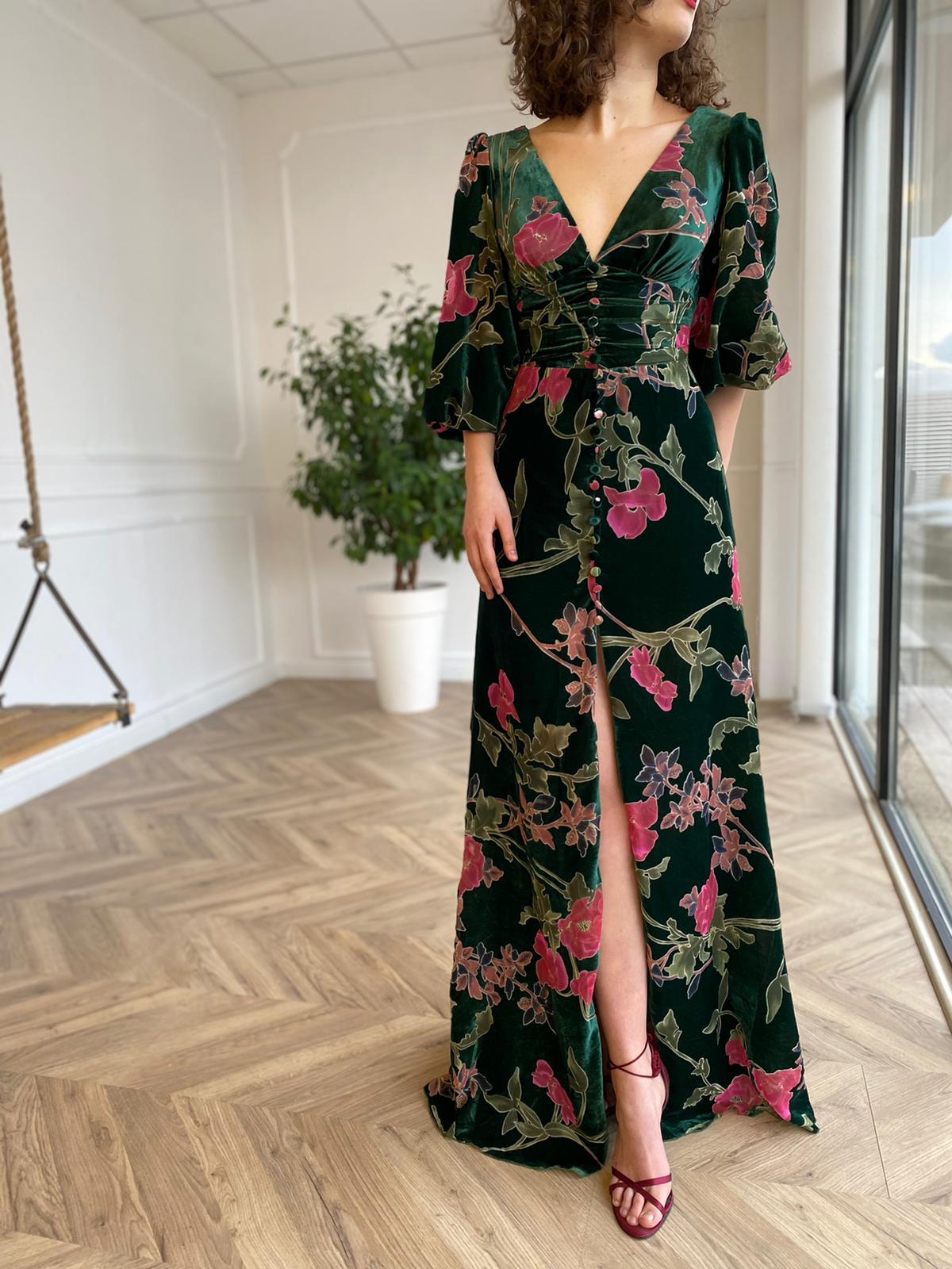 Green sheath dress with short sleeves, v-neck and printed flowers