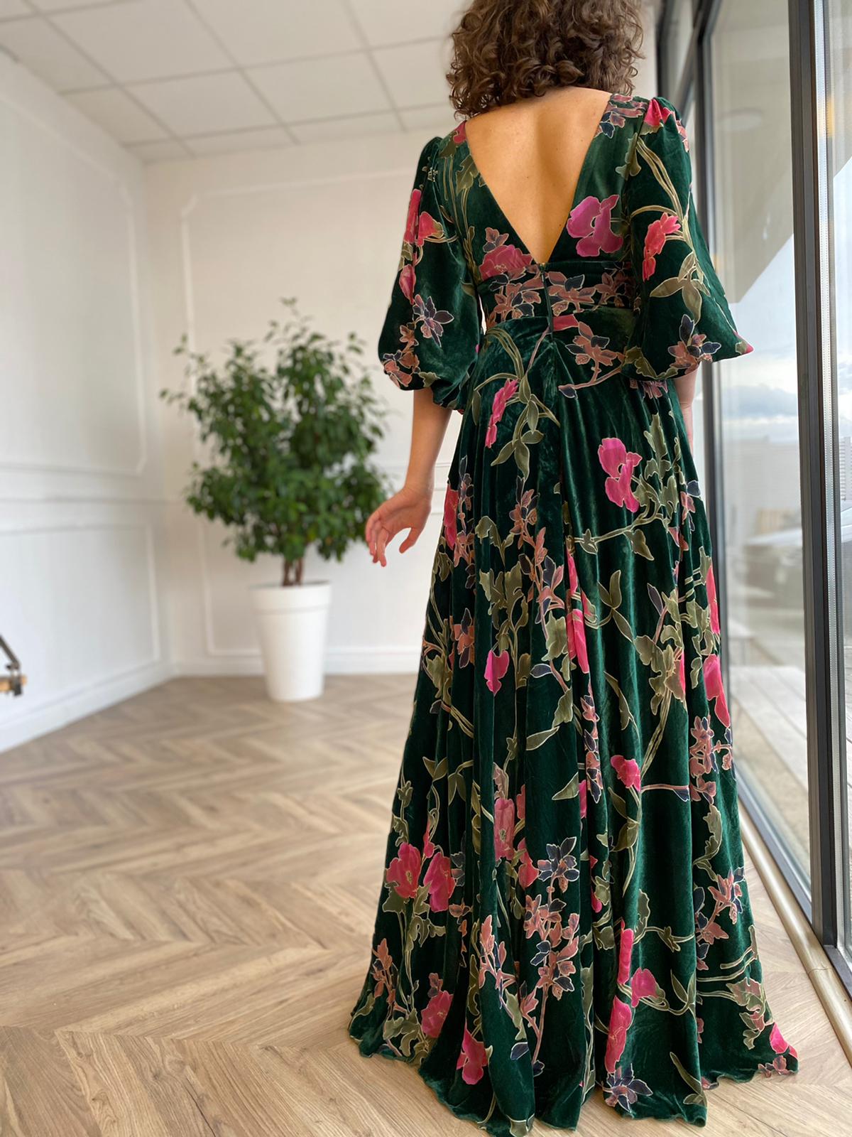 Green sheath dress with short sleeves, v-neck and printed flowers