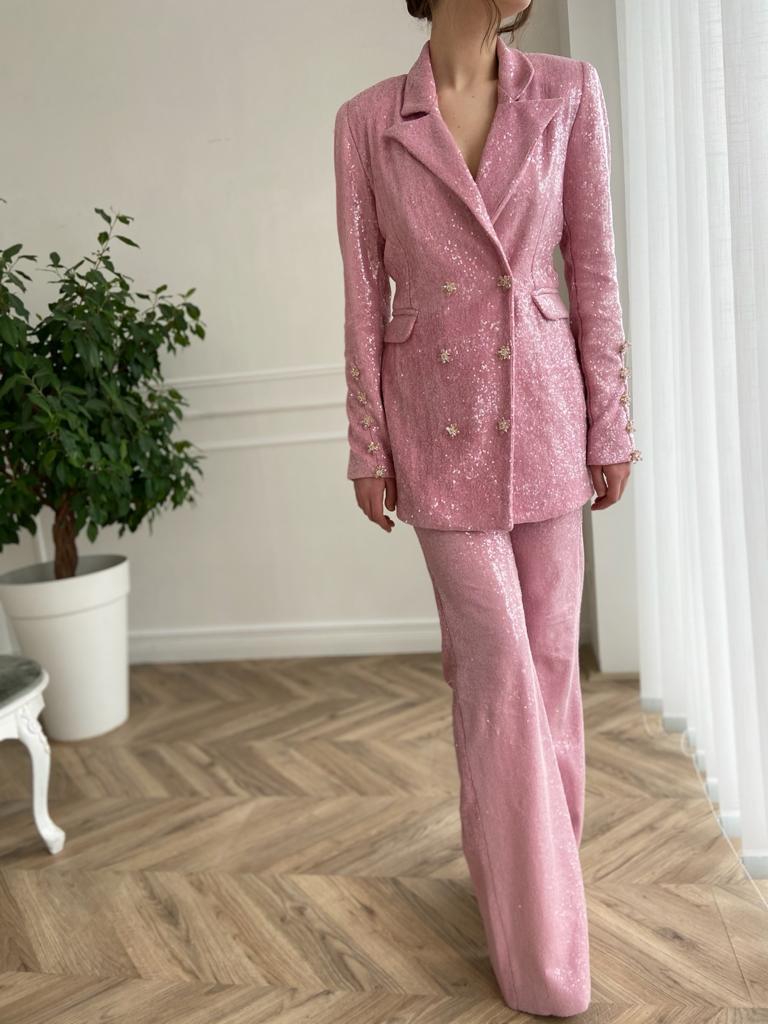 Pink blazer set with long sleeves and embroidery