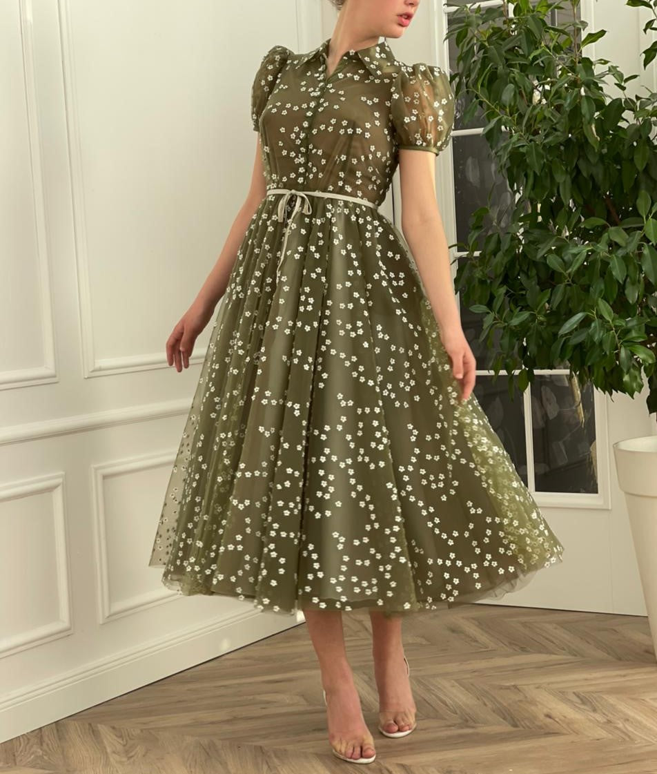 Green midi dress with short sleeves and daisies