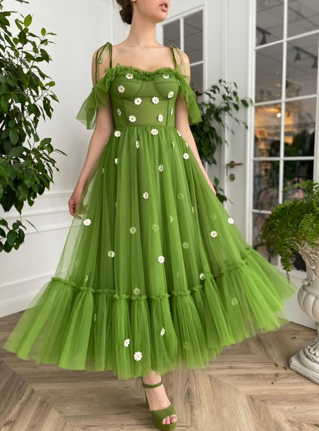 Green midi dress with spaghetti straps, off the shoulder sleeves and embroidered daisies