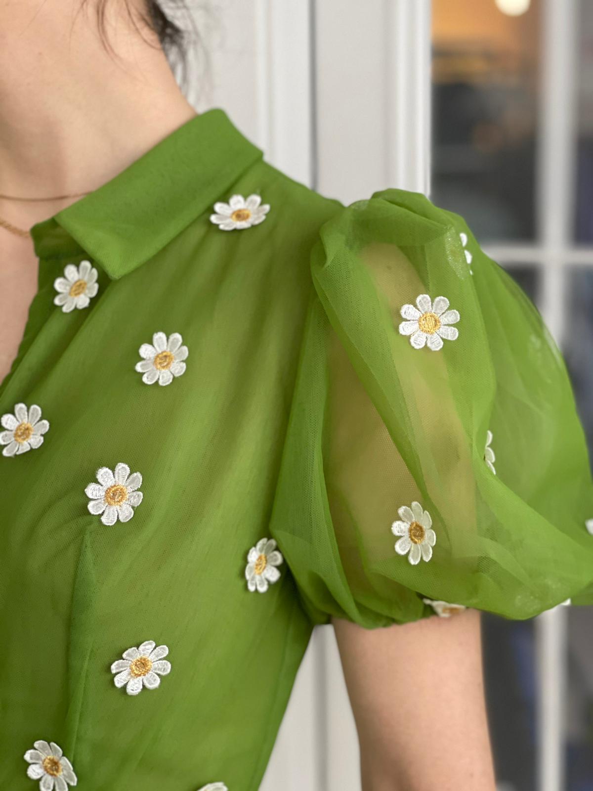 Green mini dress with short sleeves and embroidered daisies