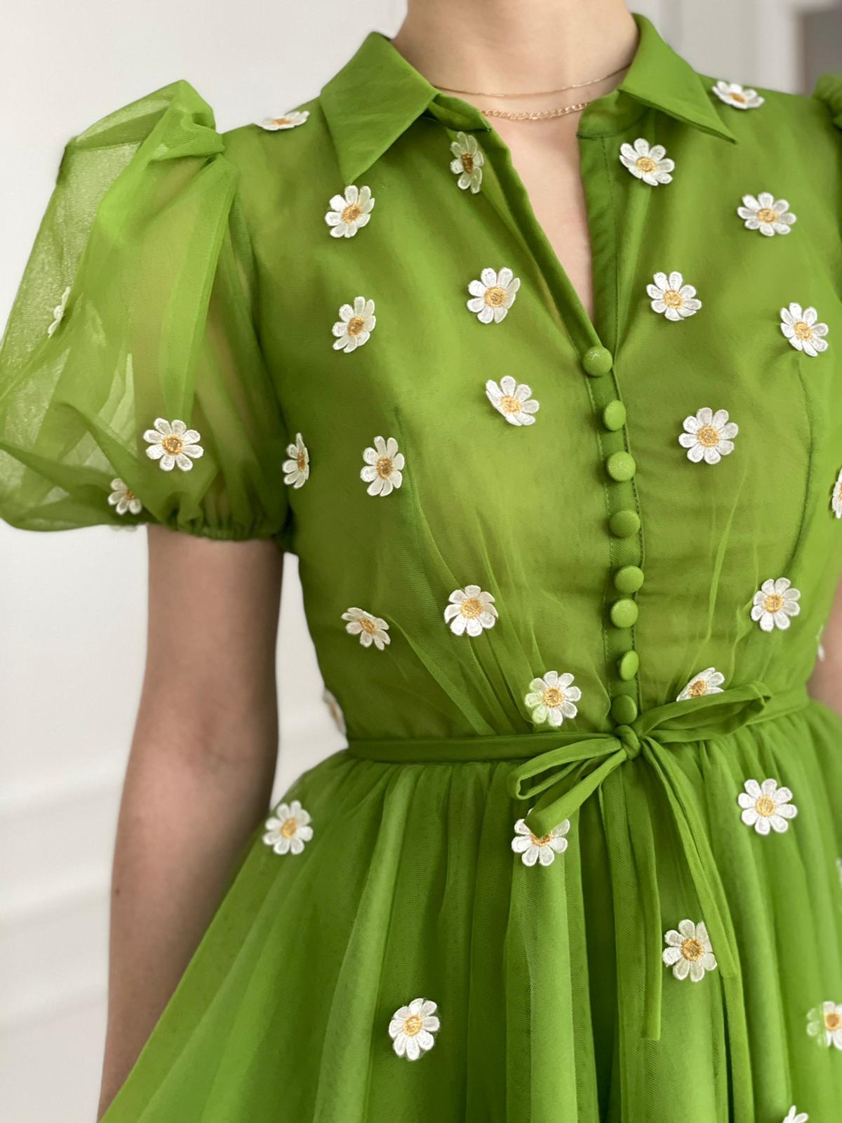 Green mini dress with short sleeves and embroidered daisies