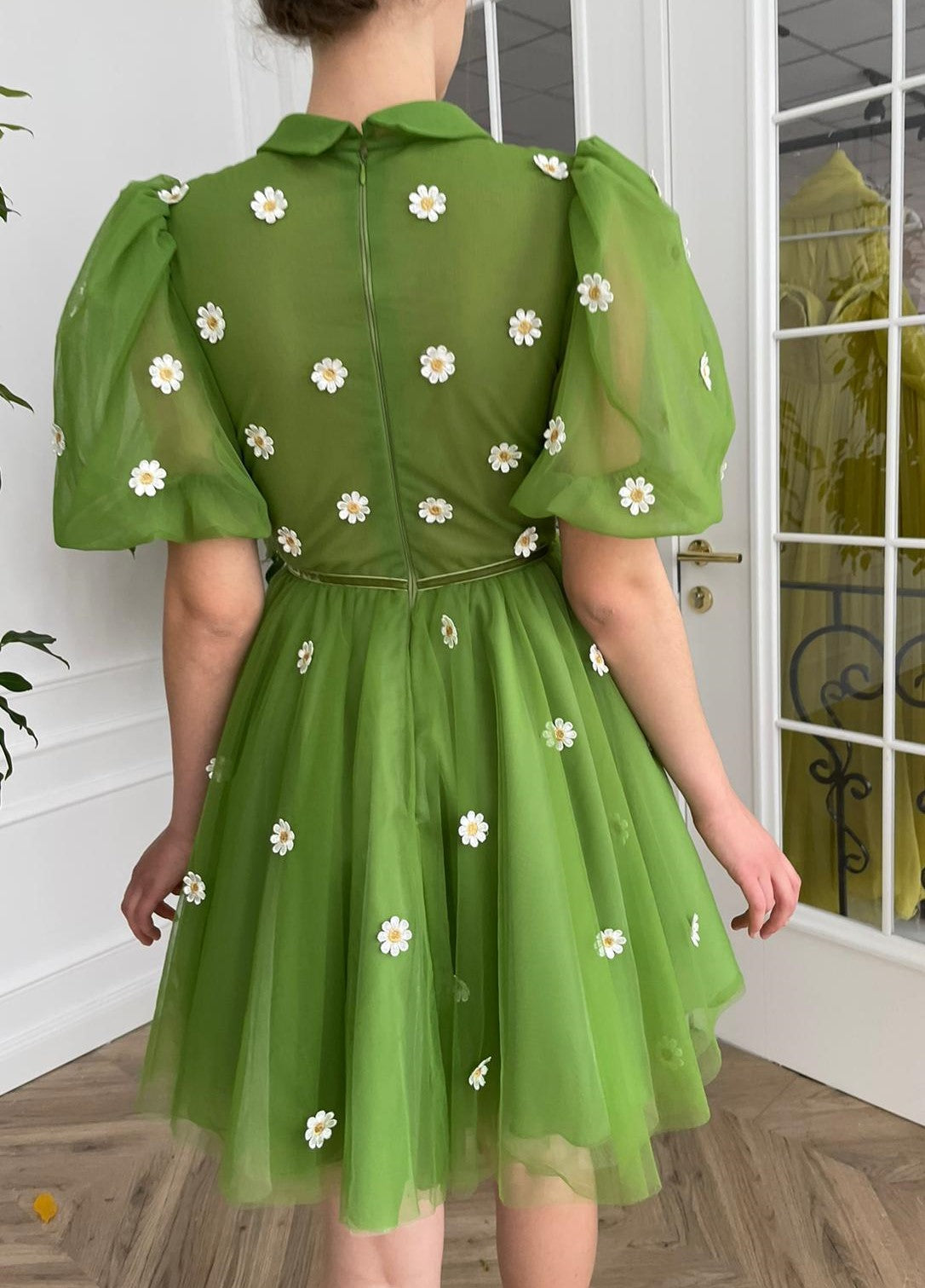 Green mini dress with short sleeves and embroidered daisies