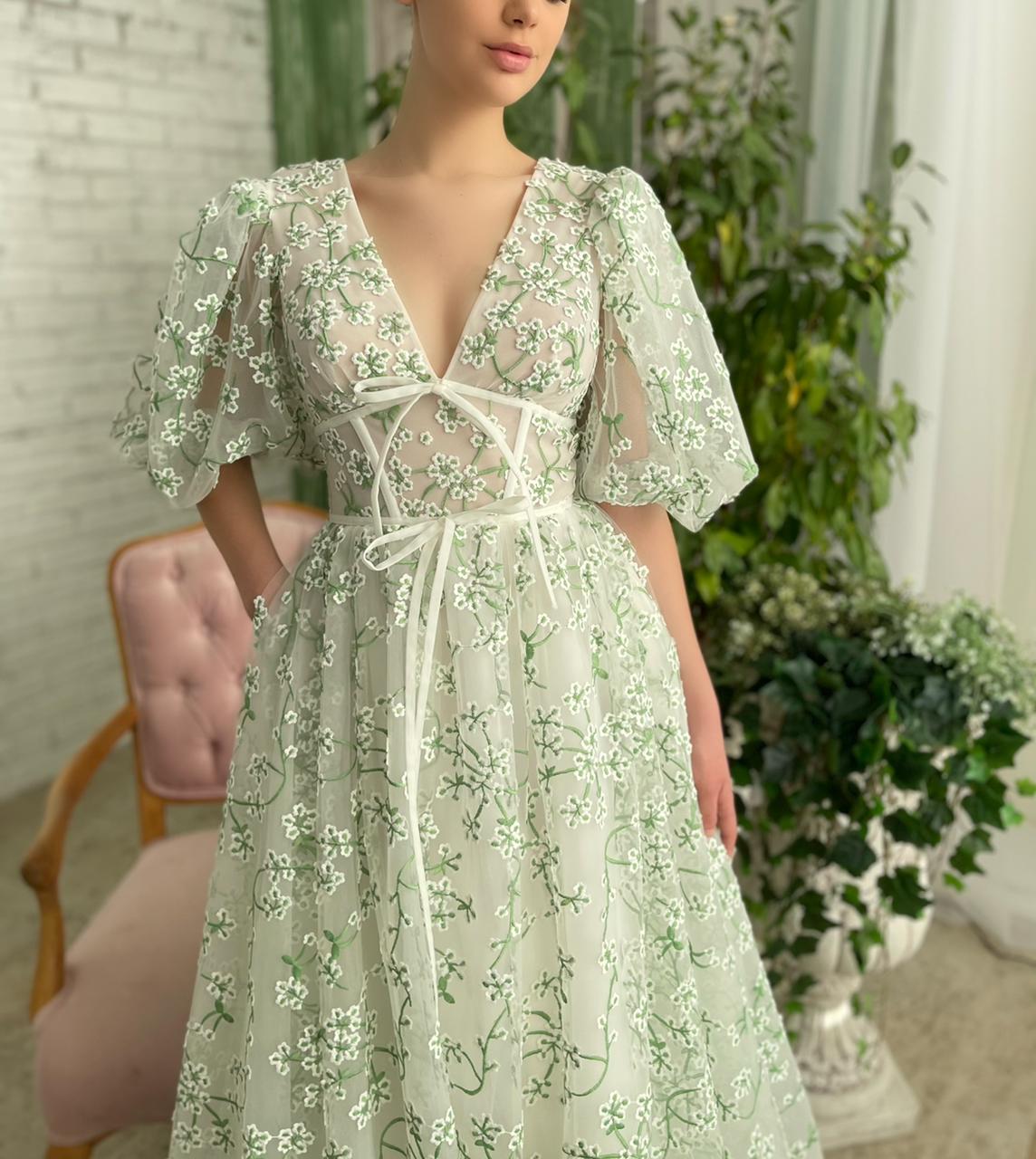 White and green midi dress with short sleeves, daisies and v-neck