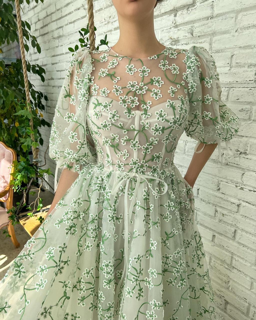 White and green midi dress with short sleeves and daisies 