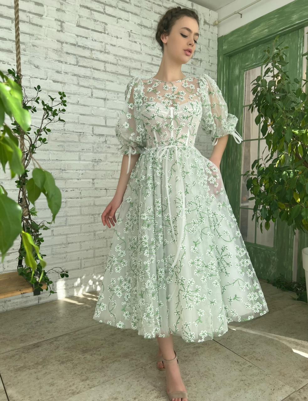 White and green midi dress with short sleeves and daisies 