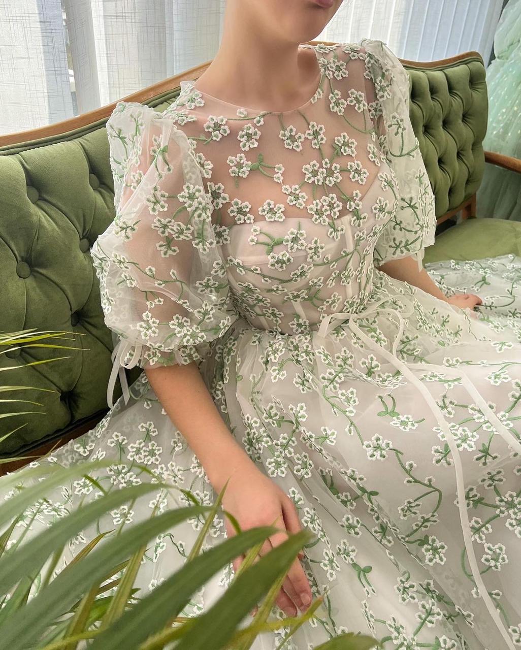 White and green midi dress with short sleeves and daisies 