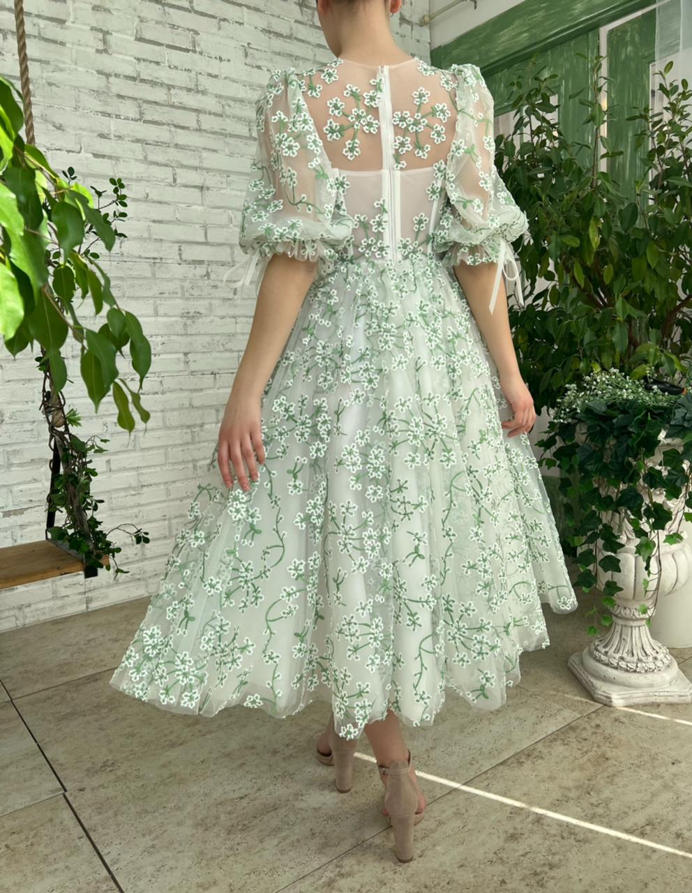 White and green midi dress with short sleeves and daisies 