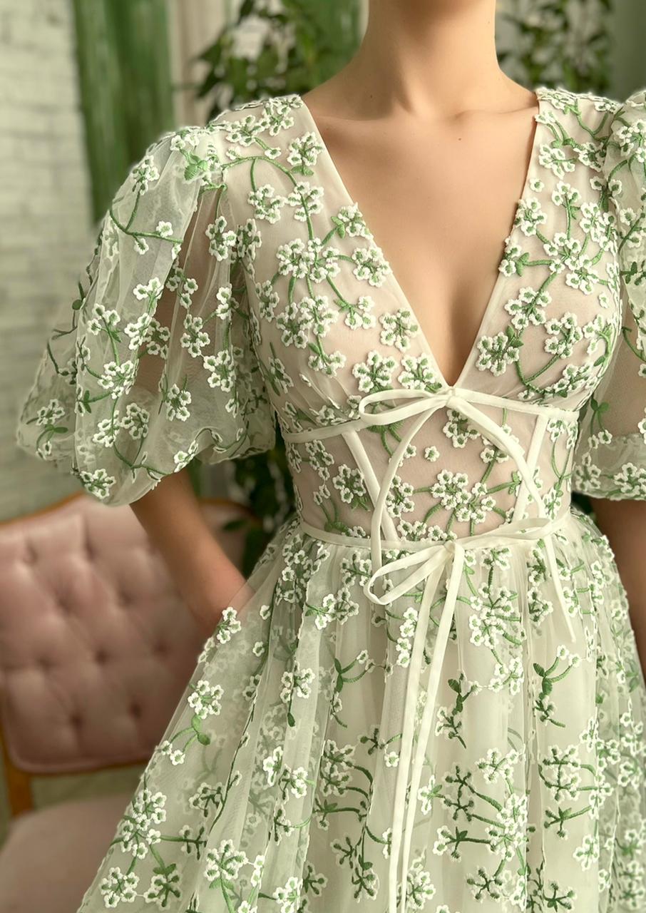 White and green midi dress with short sleeves, daisies and v-neck