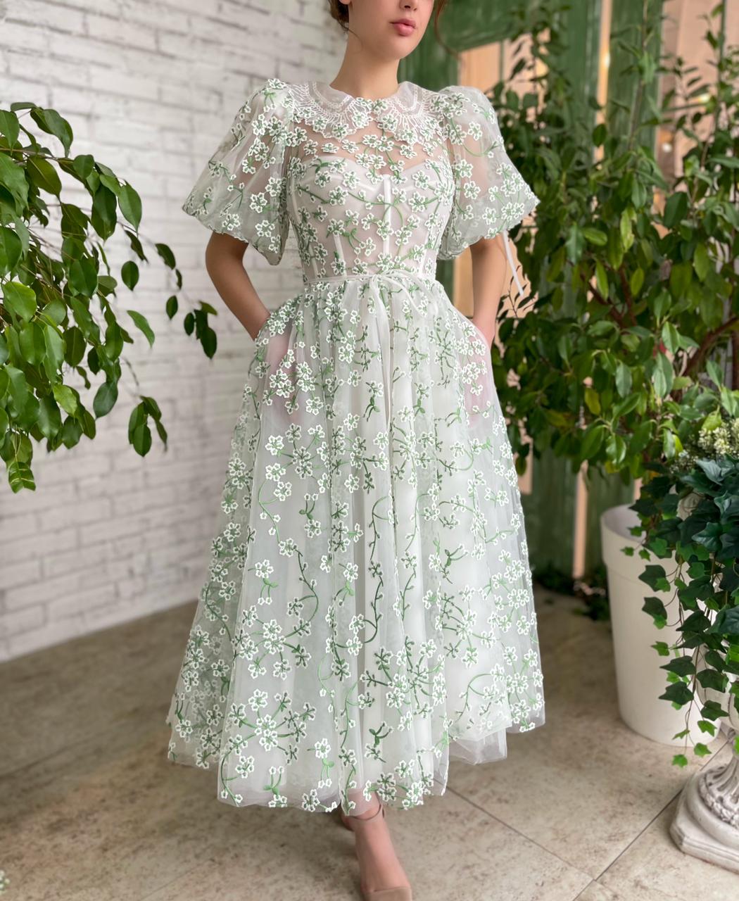 White and green midi dress with short sleeves and daisies 