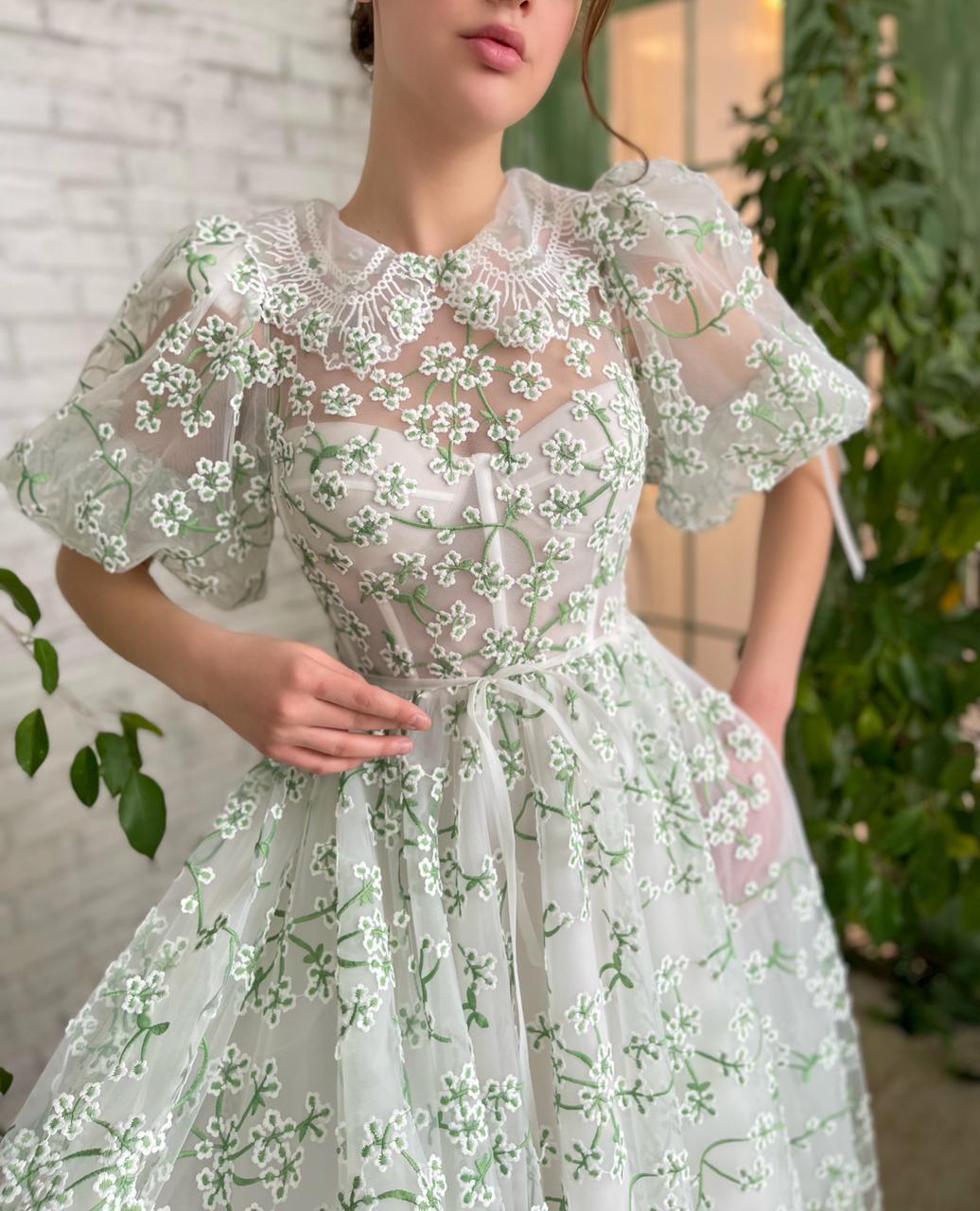 White and green midi dress with short sleeves and daisies 
