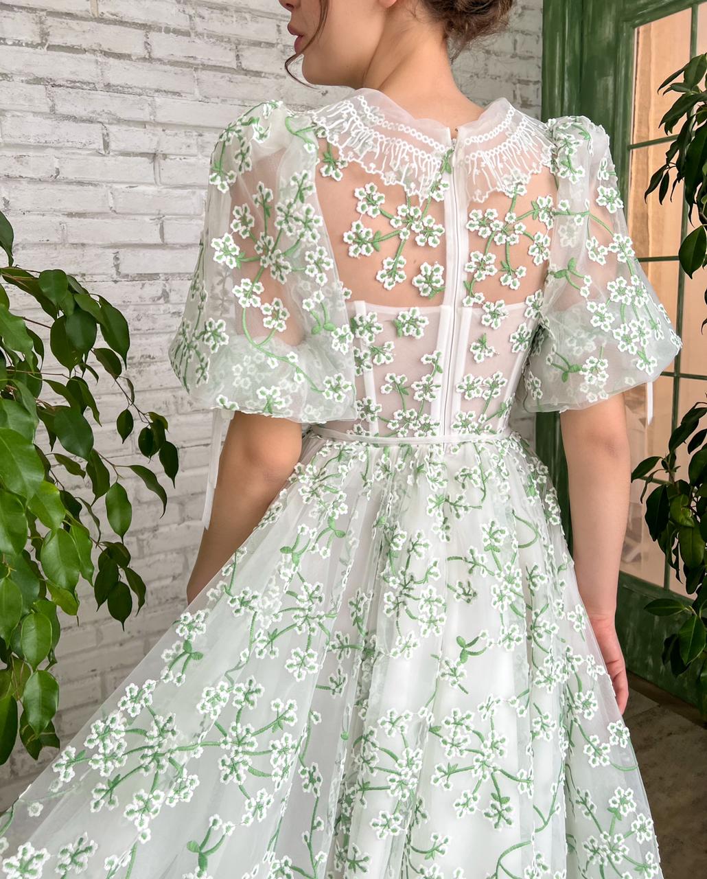 White and green midi dress with short sleeves and daisies 