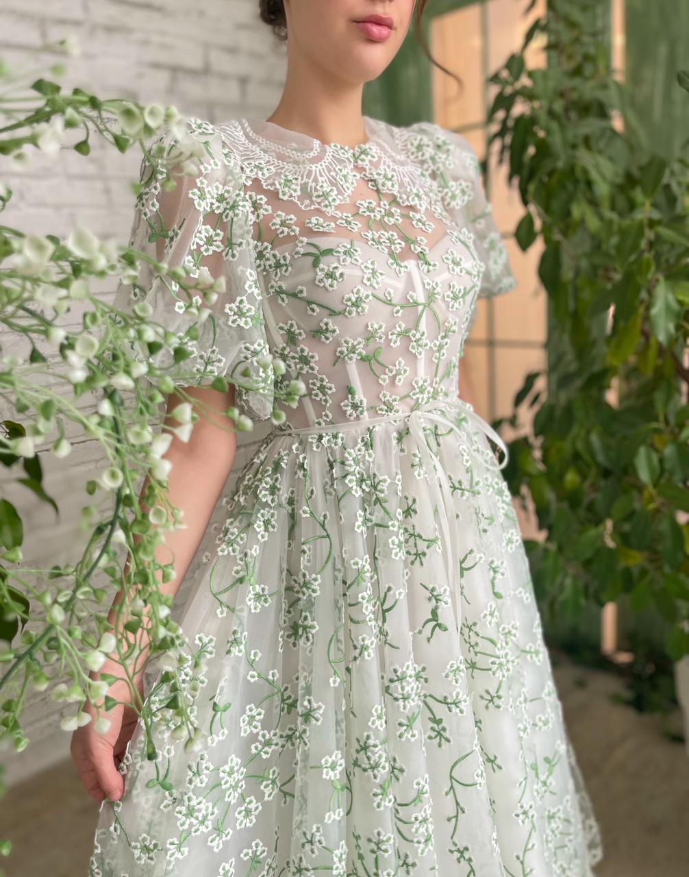 White and green midi dress with short sleeves and daisies 