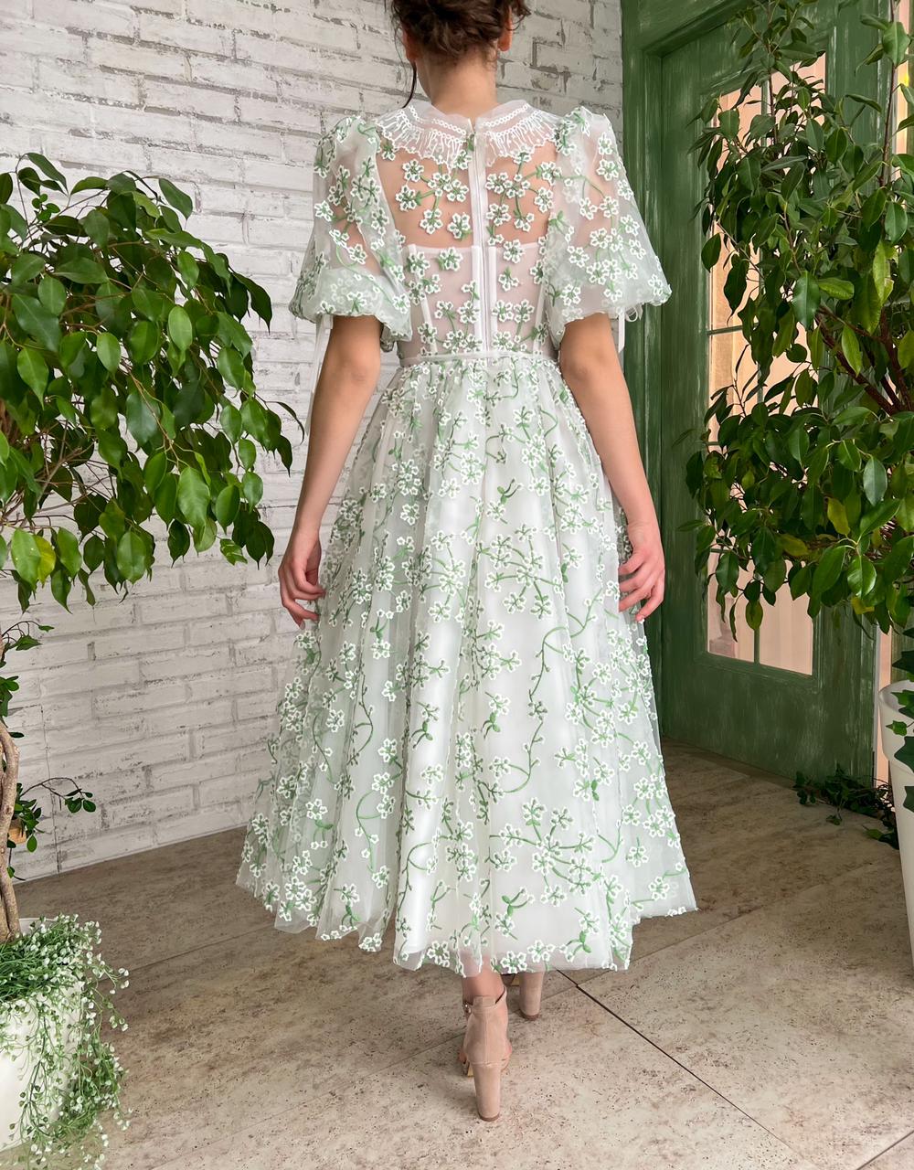 White and green midi dress with short sleeves and daisies 