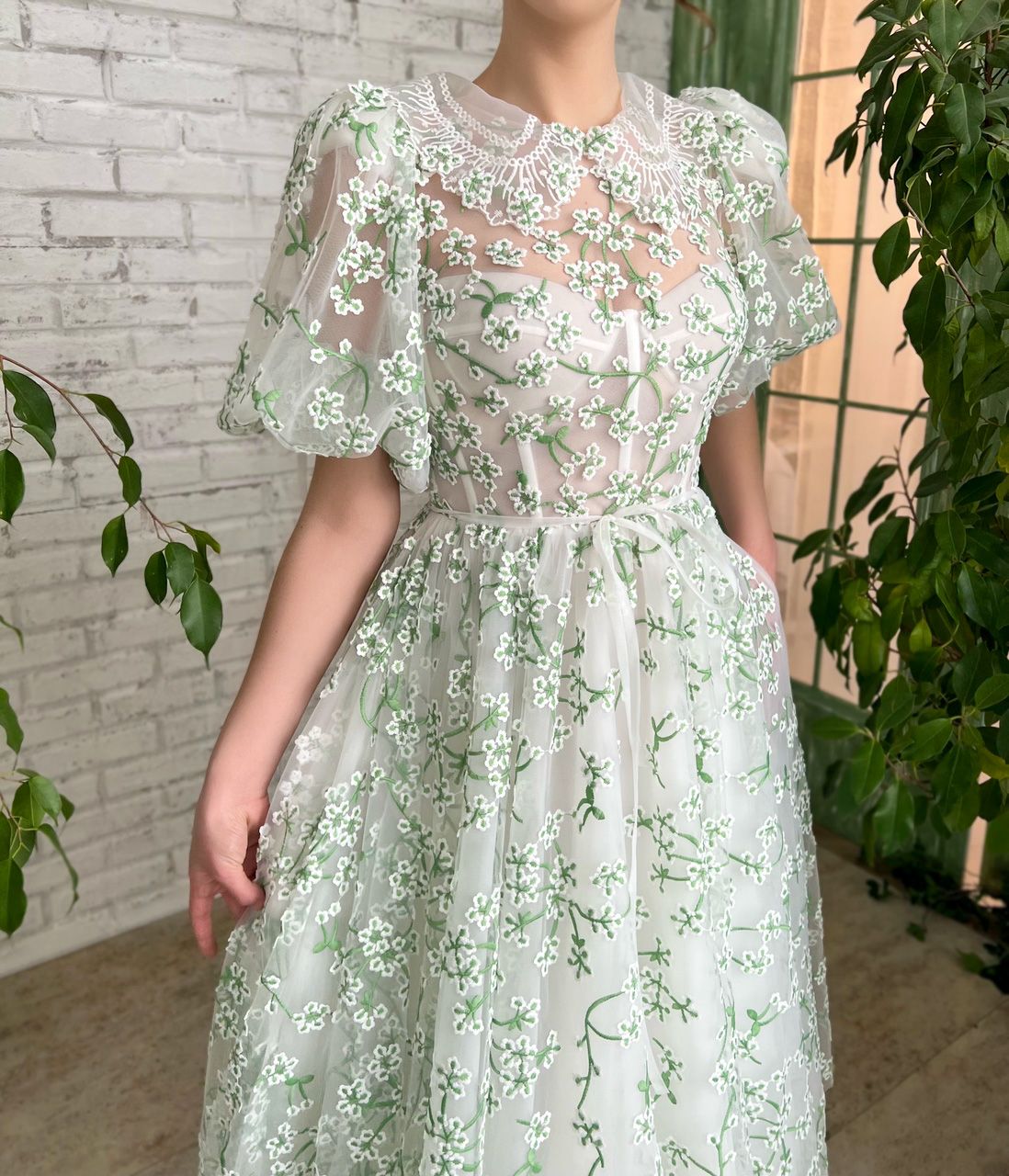White and green midi dress with short sleeves and daisies 