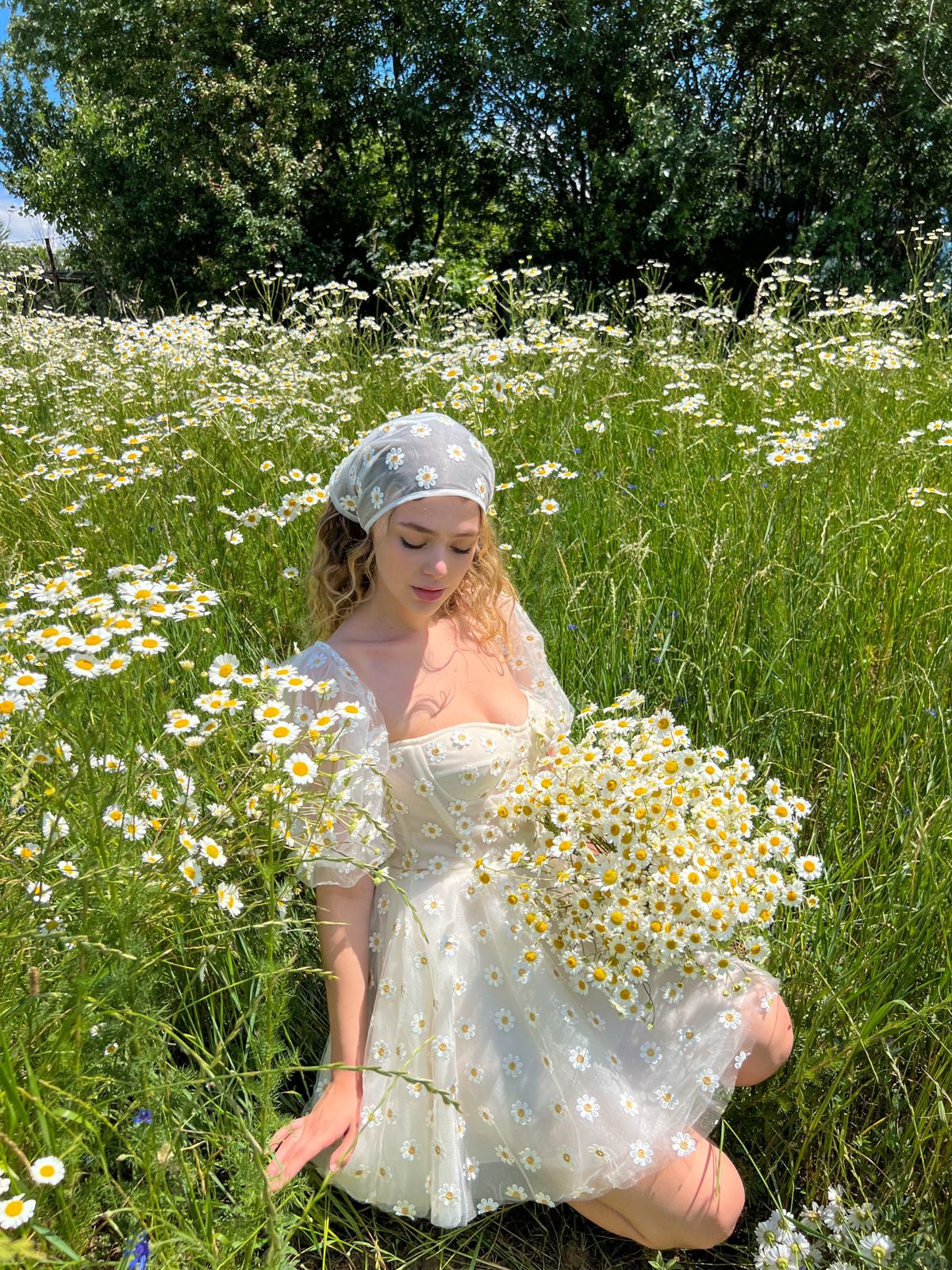 White mini dress with daisies and short sleeves