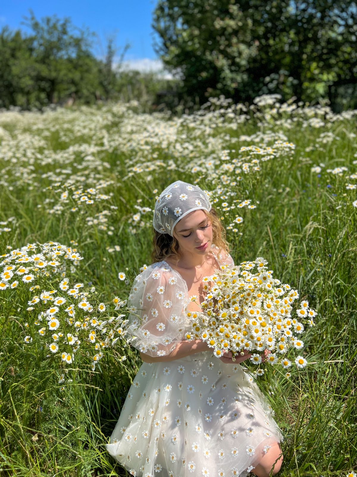 White mini dress with daisies and short sleeves