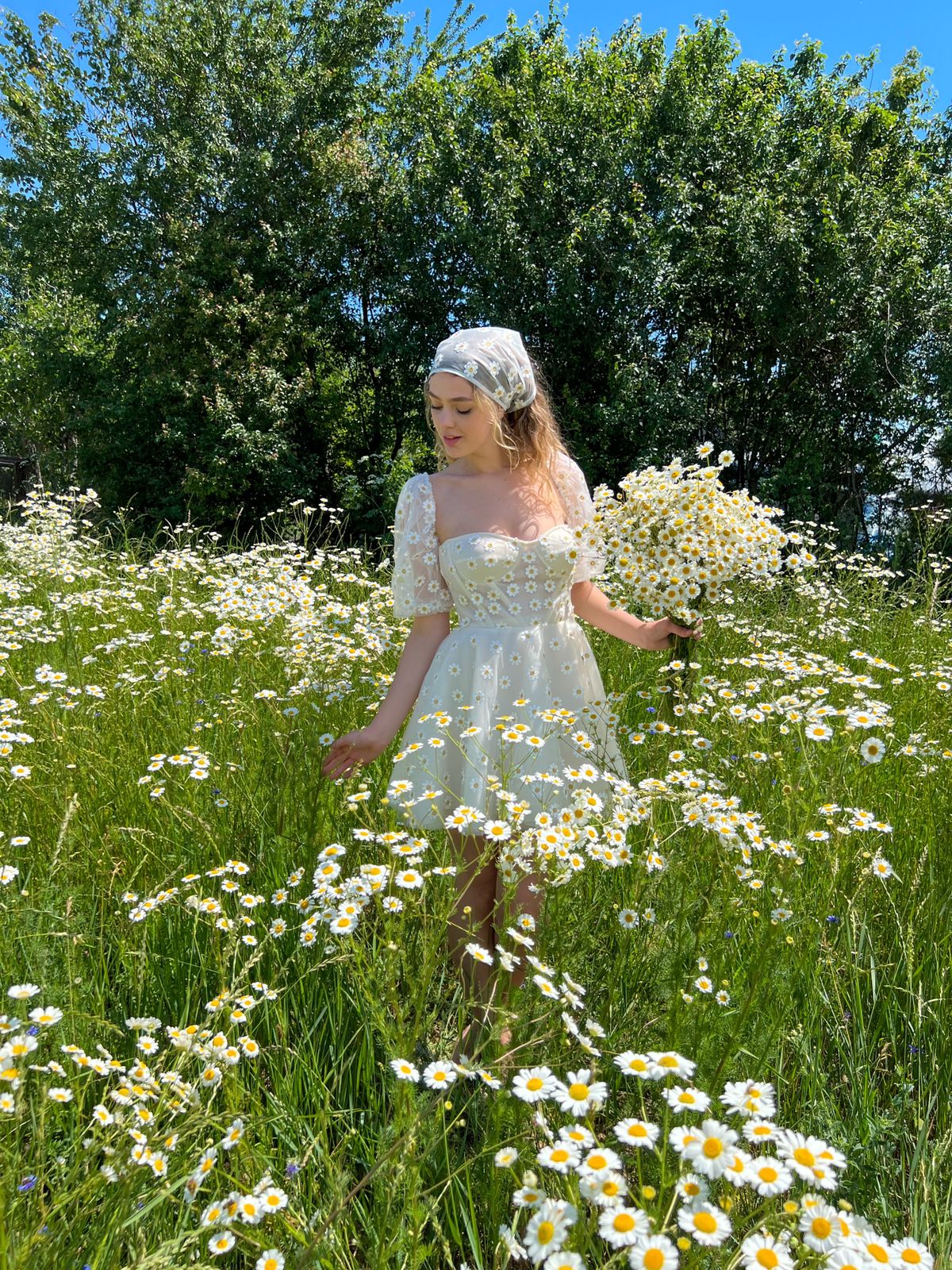 White mini dress with daisies and short sleeves