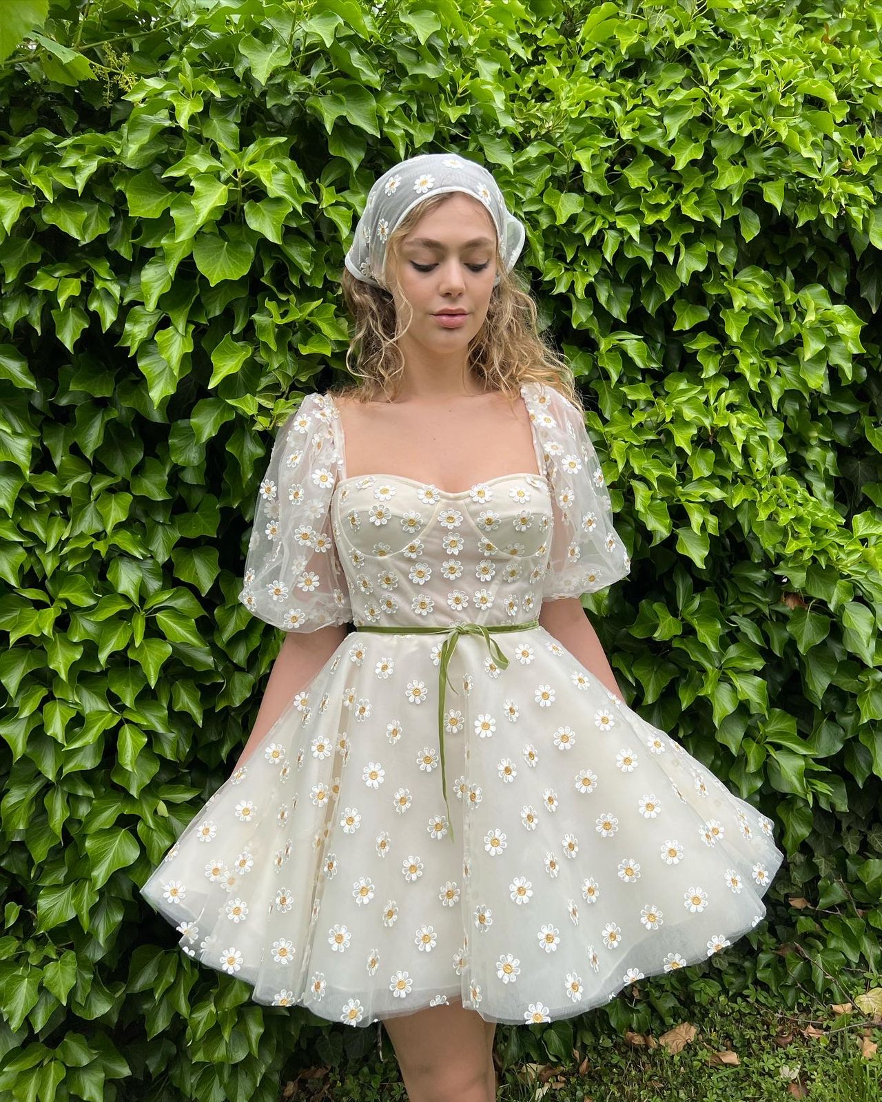 White mini dress with daisies and short sleeves