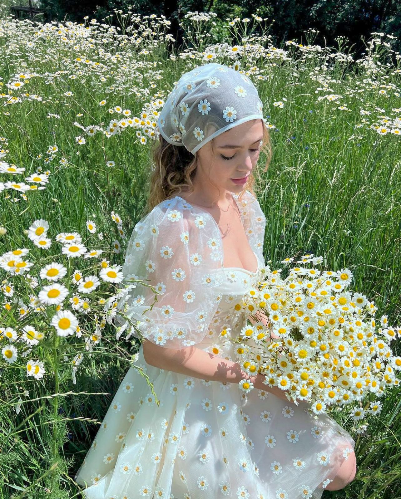 White mini dress with daisies and short sleeves