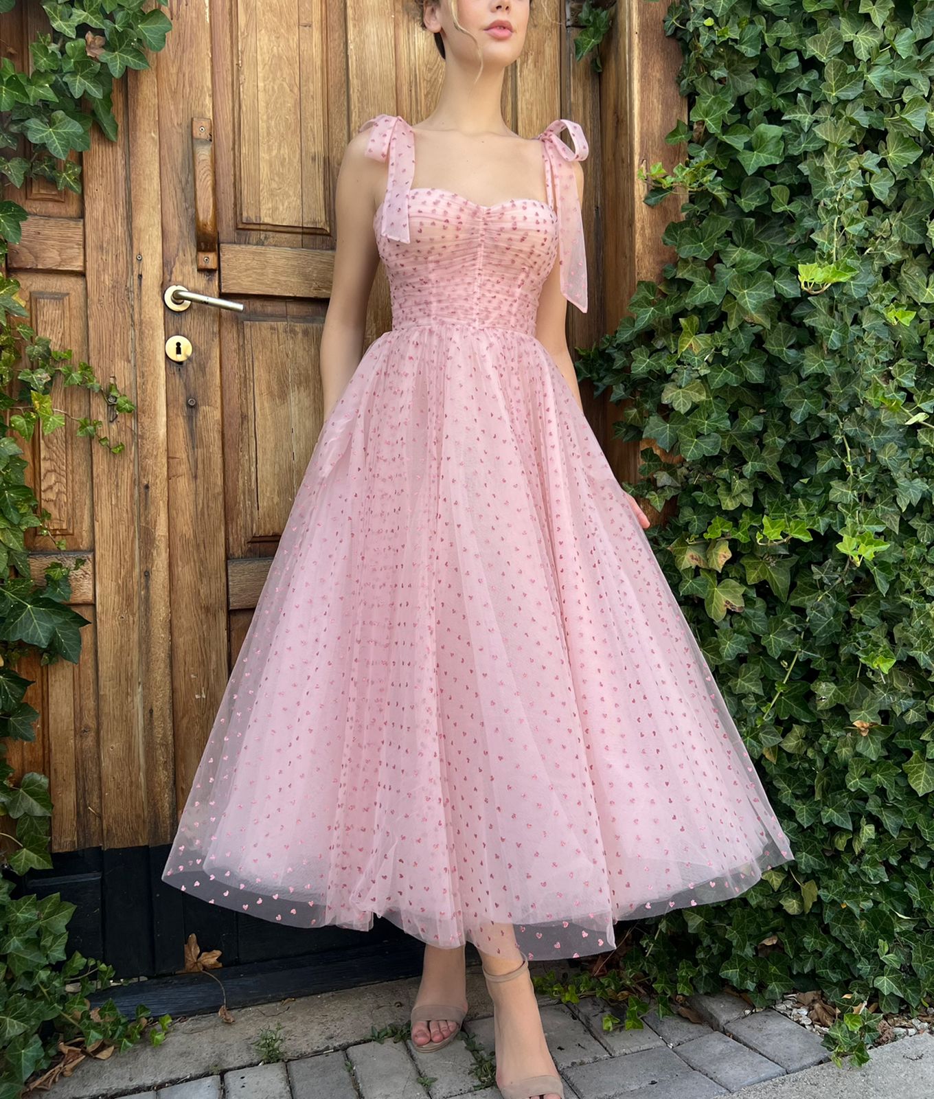 Pink midi dress with spaghetti straps and hearty fabric