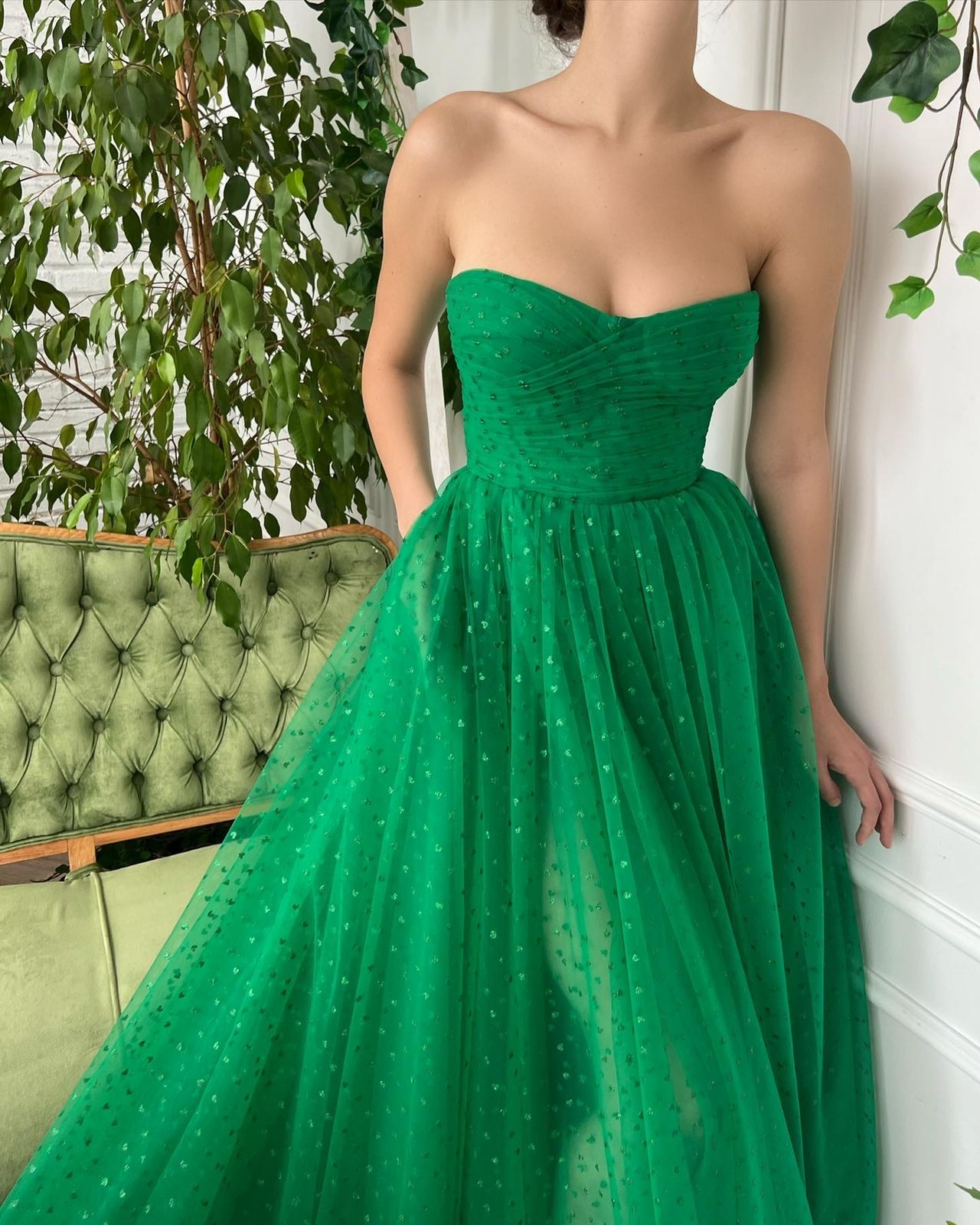 Green midi dress with no sleeves and hearty fabric