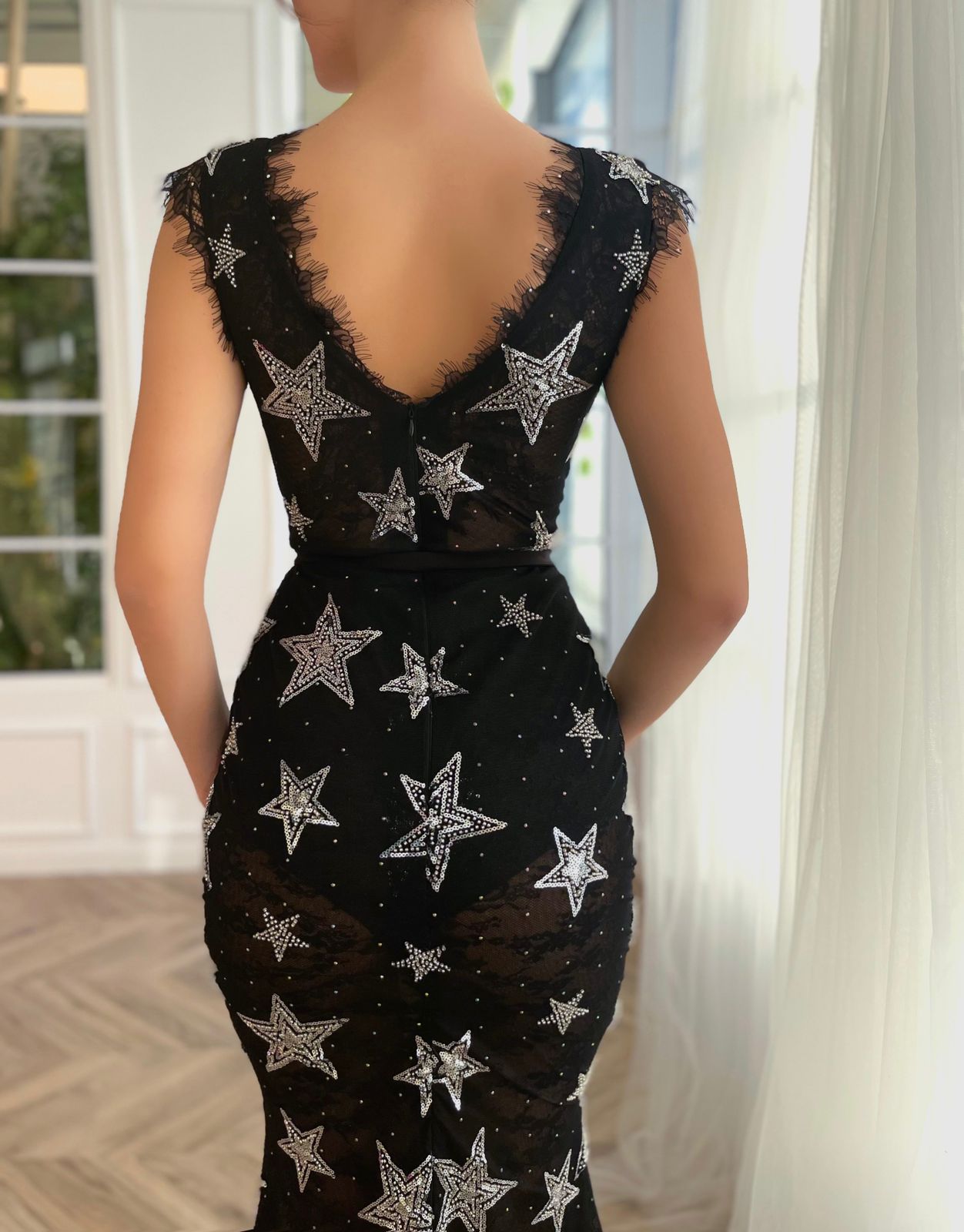 Black mermaid dress with starry fabric, v-neck and no sleeves