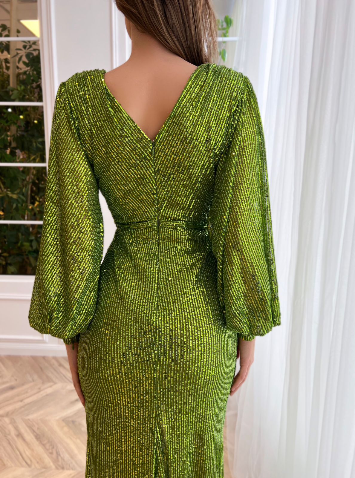 Green mermaid dress with sequins, v-neck and long sleeves