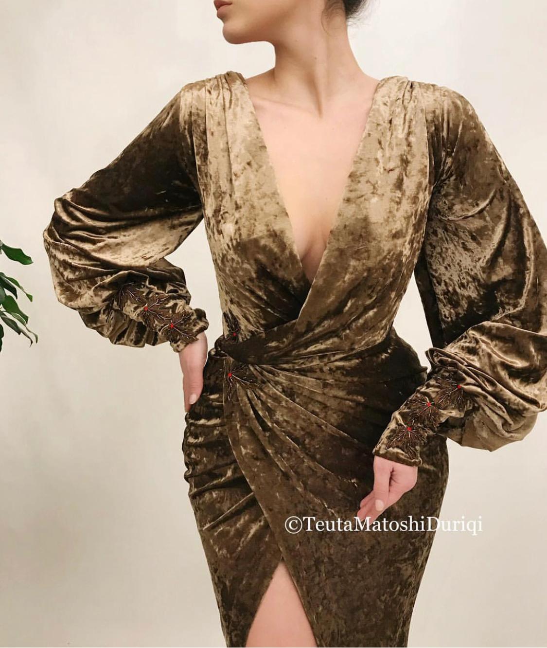 Brown mermaid dress with v-neck, embroidery and long sleeves
