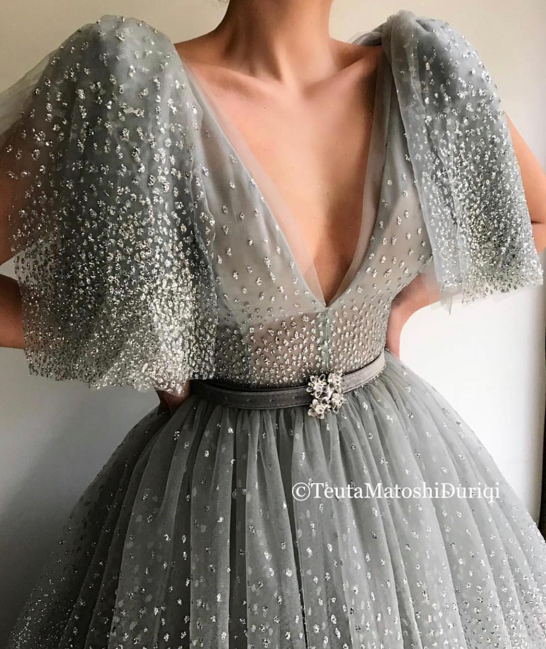 Grey A-Line dress with v-neck, no sleeves and belt
