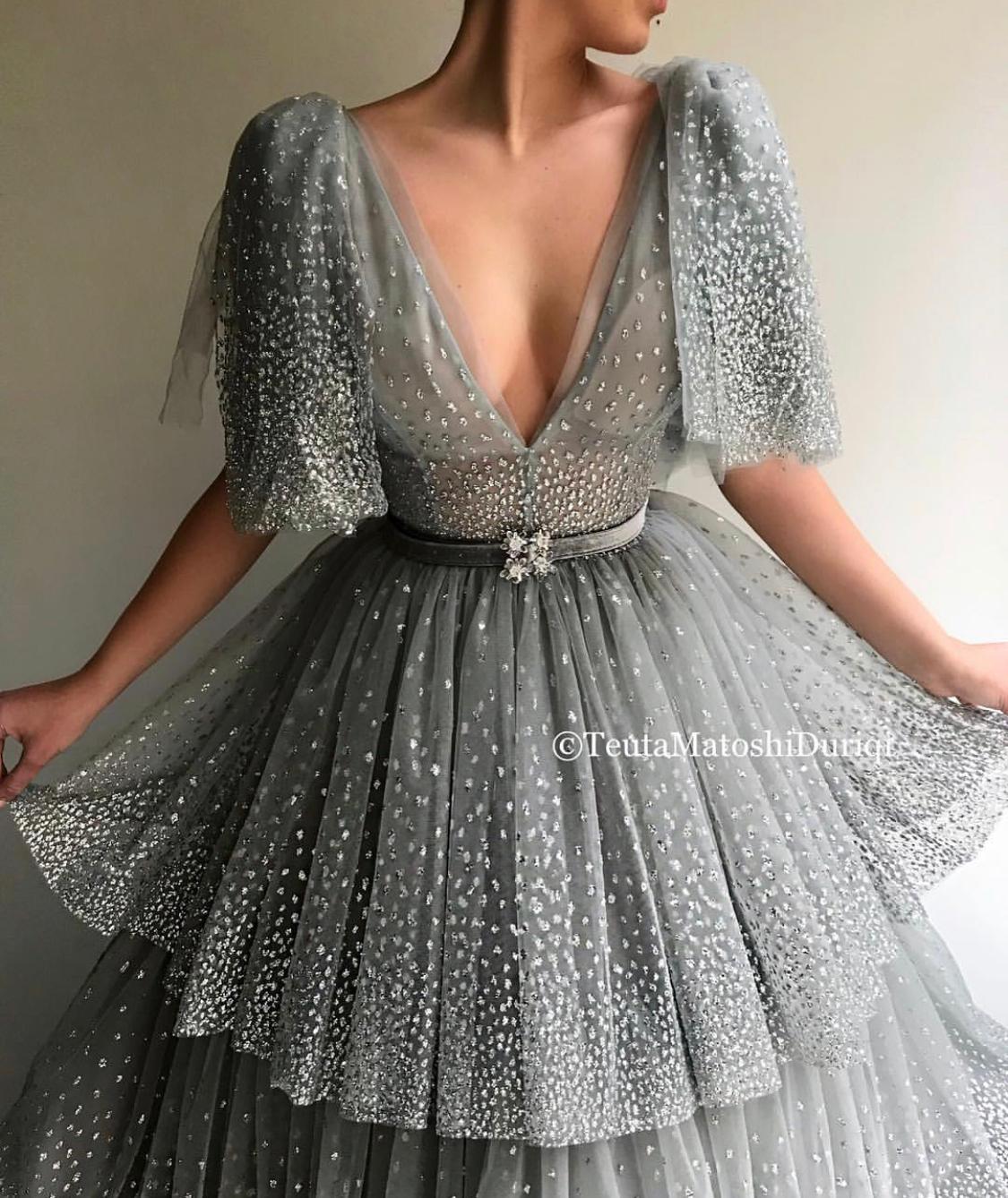 Grey A-Line dress with v-neck, no sleeves and belt