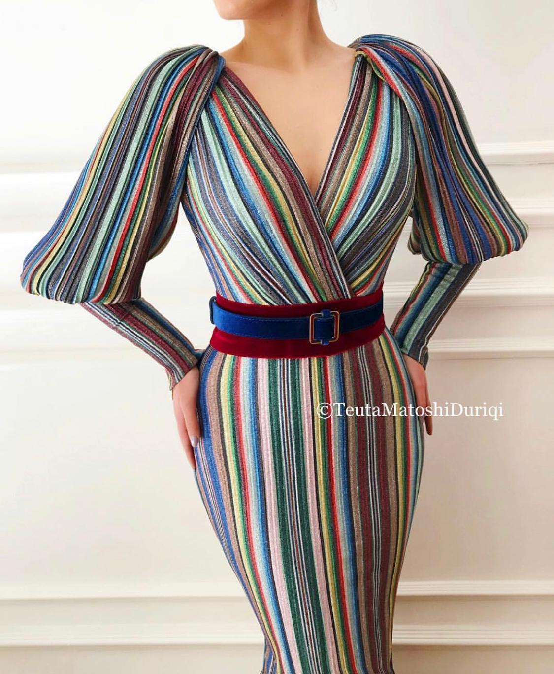Colorful mermaid dress with v-neck, belt and long sleeves