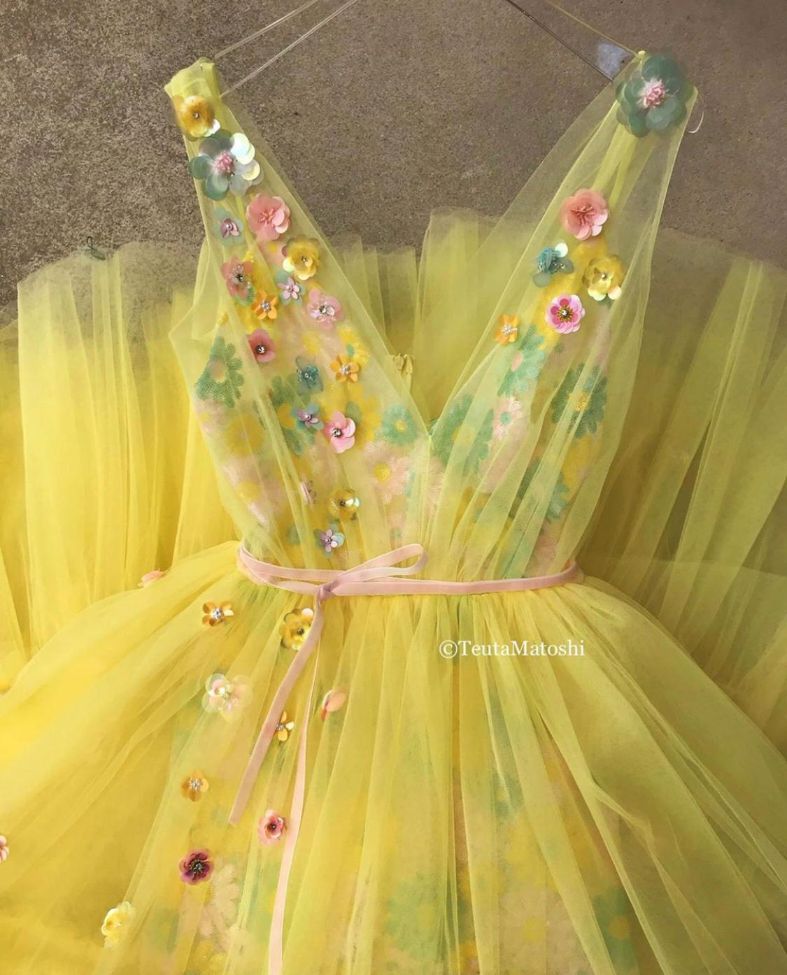 Yellow A-Line dress with no sleeves, v-neck and embroidery